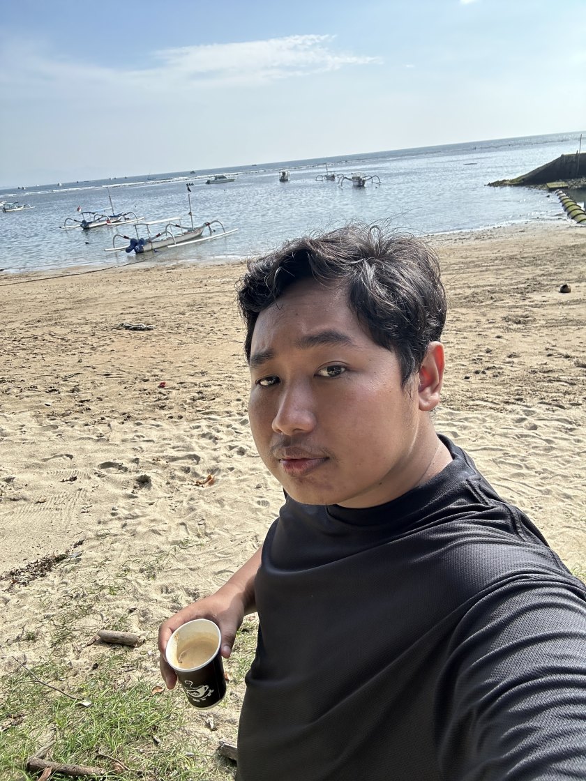 Nurhadianto menikmati kopi di tepi pantai di Bali